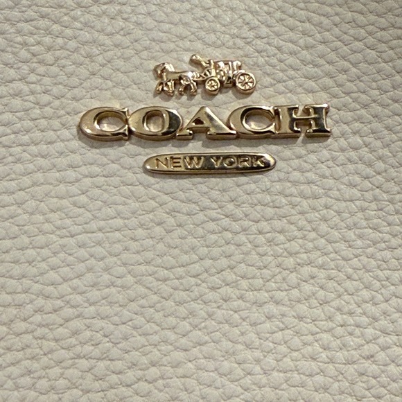 Coach Town Bucket Bag Cream Polished Pebble Leather Gold Hardware NWOT - Picture 4 of 9